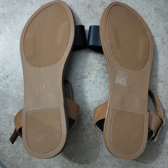 Sandals 9.5 - Picture 2 of 2